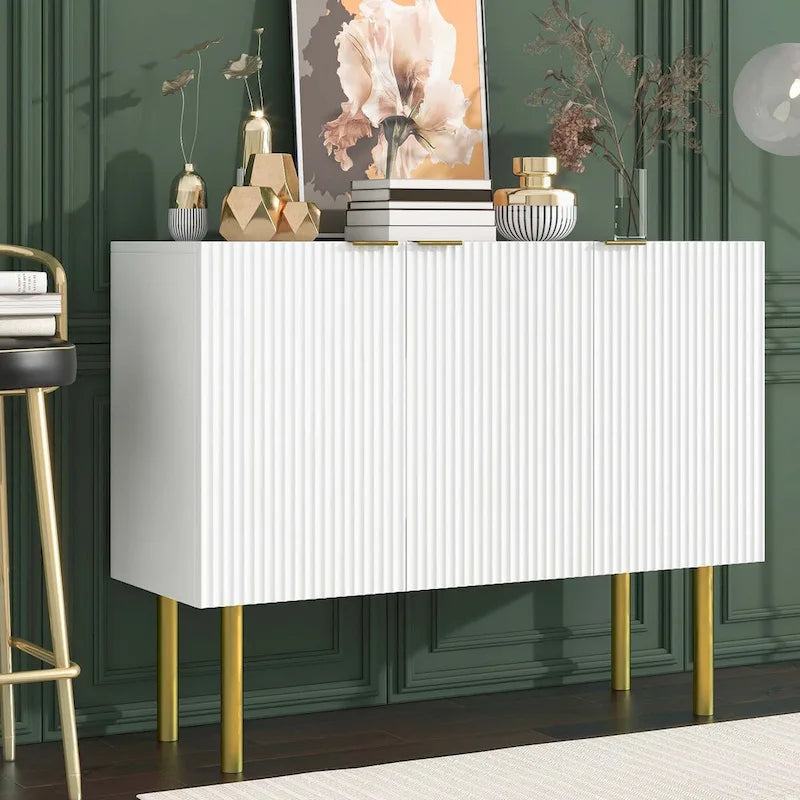 Credenza in stile lussuoso con gambe in metallo dorato